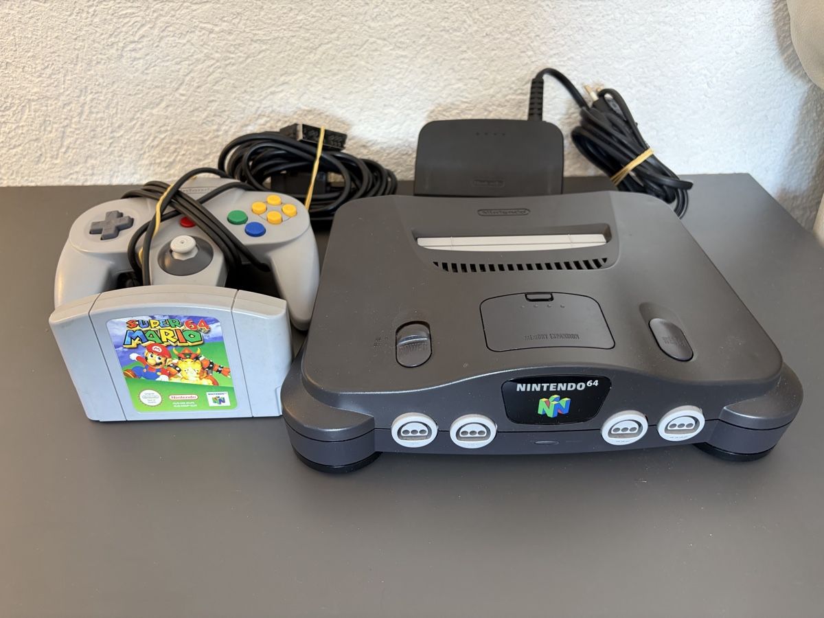 Nintendo Console: Nintendo 64 + Super Mario 64 + Controller – Usato da Moudon venduto da AndreSR89