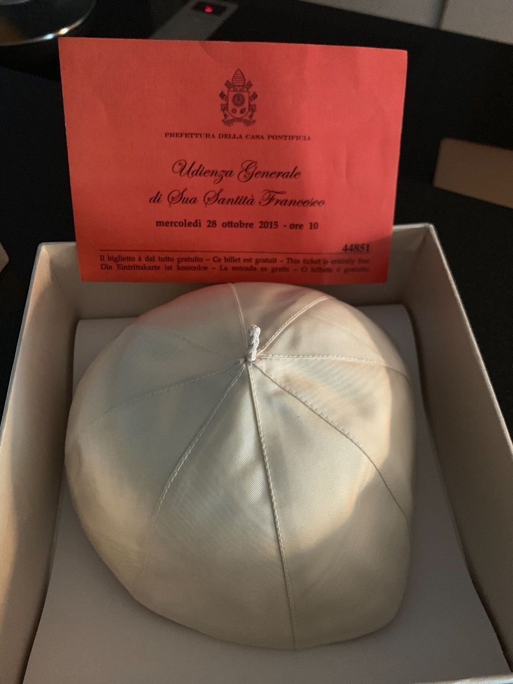Copricapi, berretti & cappellini: Papstkappe Papst Franziskus Pileolus – Usato da Horgen venduto da Auction-Kings 2