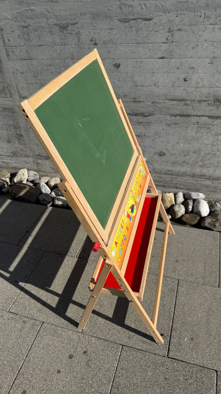 Spielzeuge: Standtafel Kinder – Gebraucht aus Buochs von Lieni-jr 3