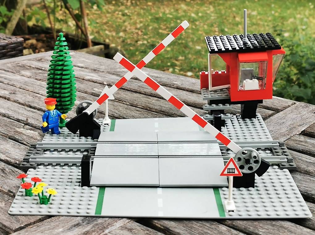 Lego Jeux de construction: LEGO 7835 Train 4.5 V Bahnübergang – D'occasion à Ermatingen par Irem77