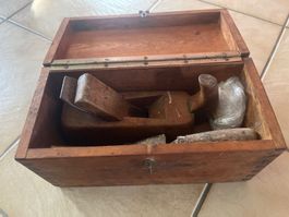 Rabot en bois avec caisse + marteaux, truelle, tournevis...