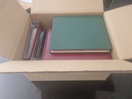 Kiste mit diversen CH Marken in 6 Alben