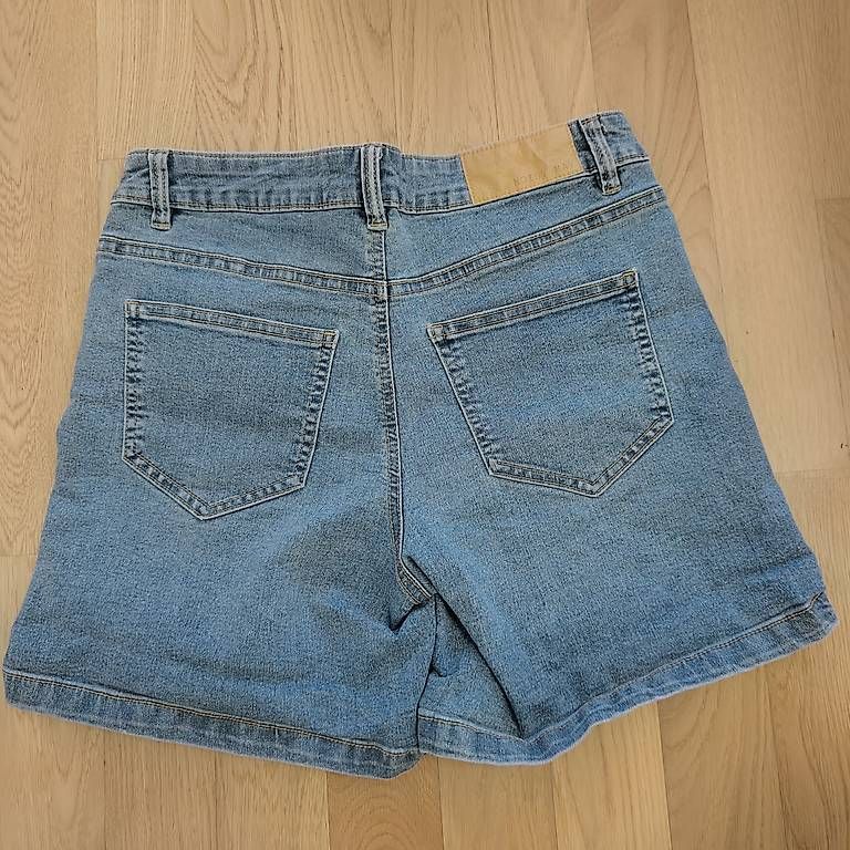 Jeans: Blaue kurze Jeans Hose Grösse 36 – D'occasion à Buttisholz par sch_7jfz 2