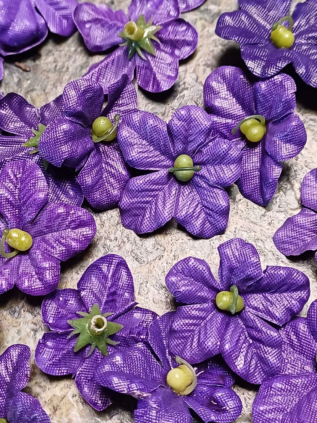 Tutte le decorazioni: 50 Stoffblumenköpfe, Veilchen – Nuovo (secondo la descrizione) da Gächliwil venduto da lesidees 1