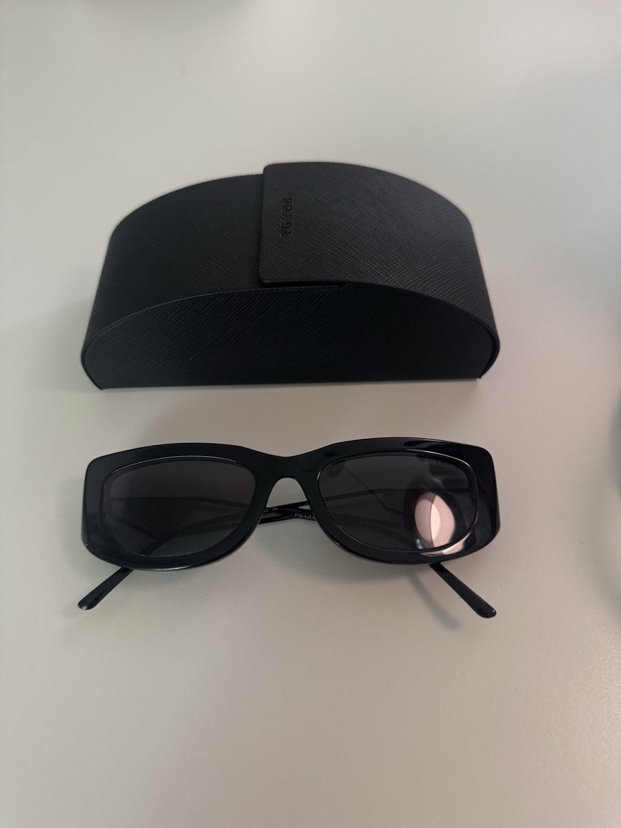 Prada Lunettes & Verres: Prada Sunglasses Black Rectangular with Case – D'occasion à Zürich par Anastasiya_g 5