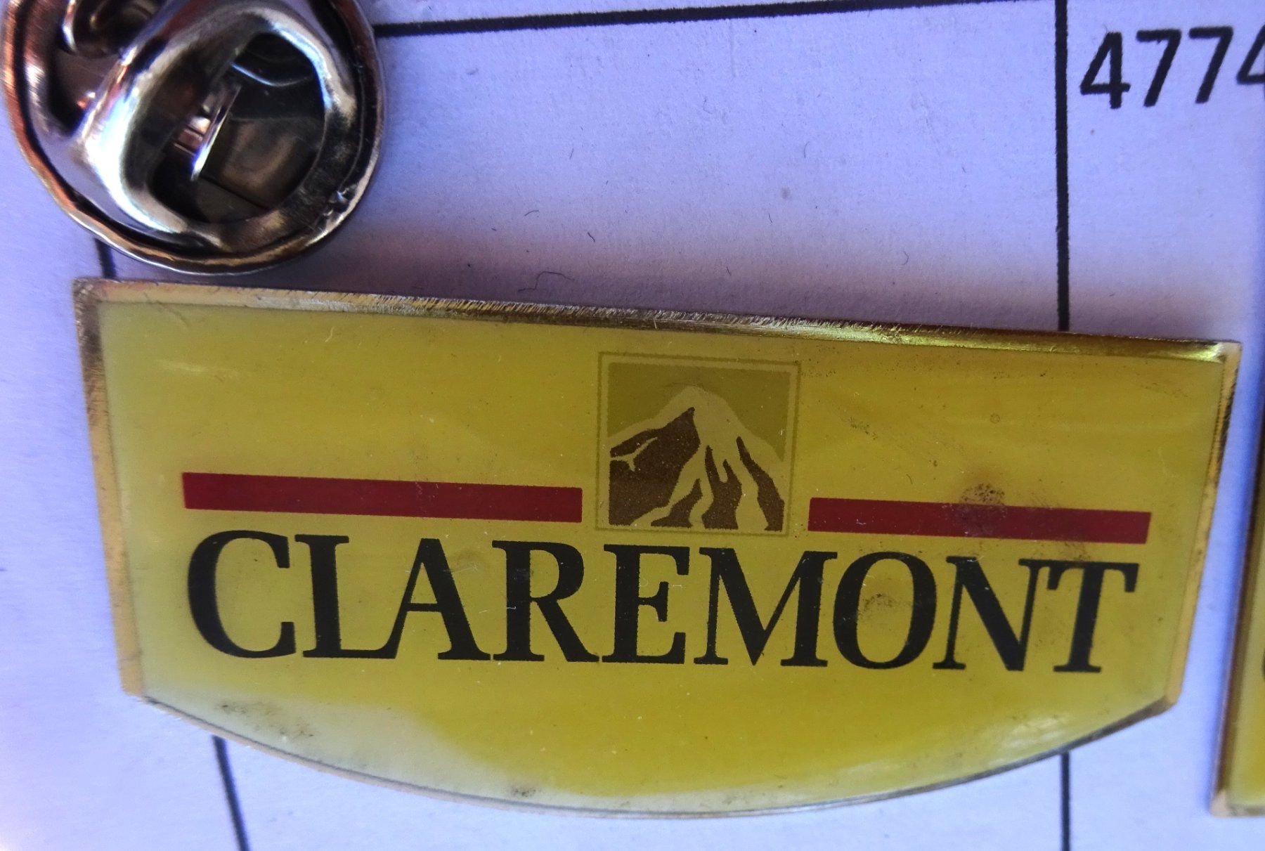 Plaketten & Abzeichen: Pin CLAREMONT Berg  Halbrund – Gebraucht aus Utzenstorf von BUtter81