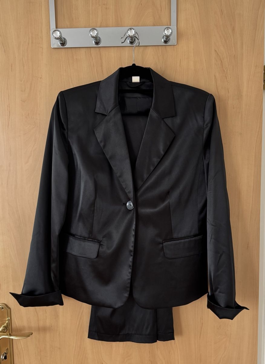 Completi & Tailleur: Schwarzer Satin-Hosenanzug – Usato da Lachen SZ venduto da artbyblondangel
