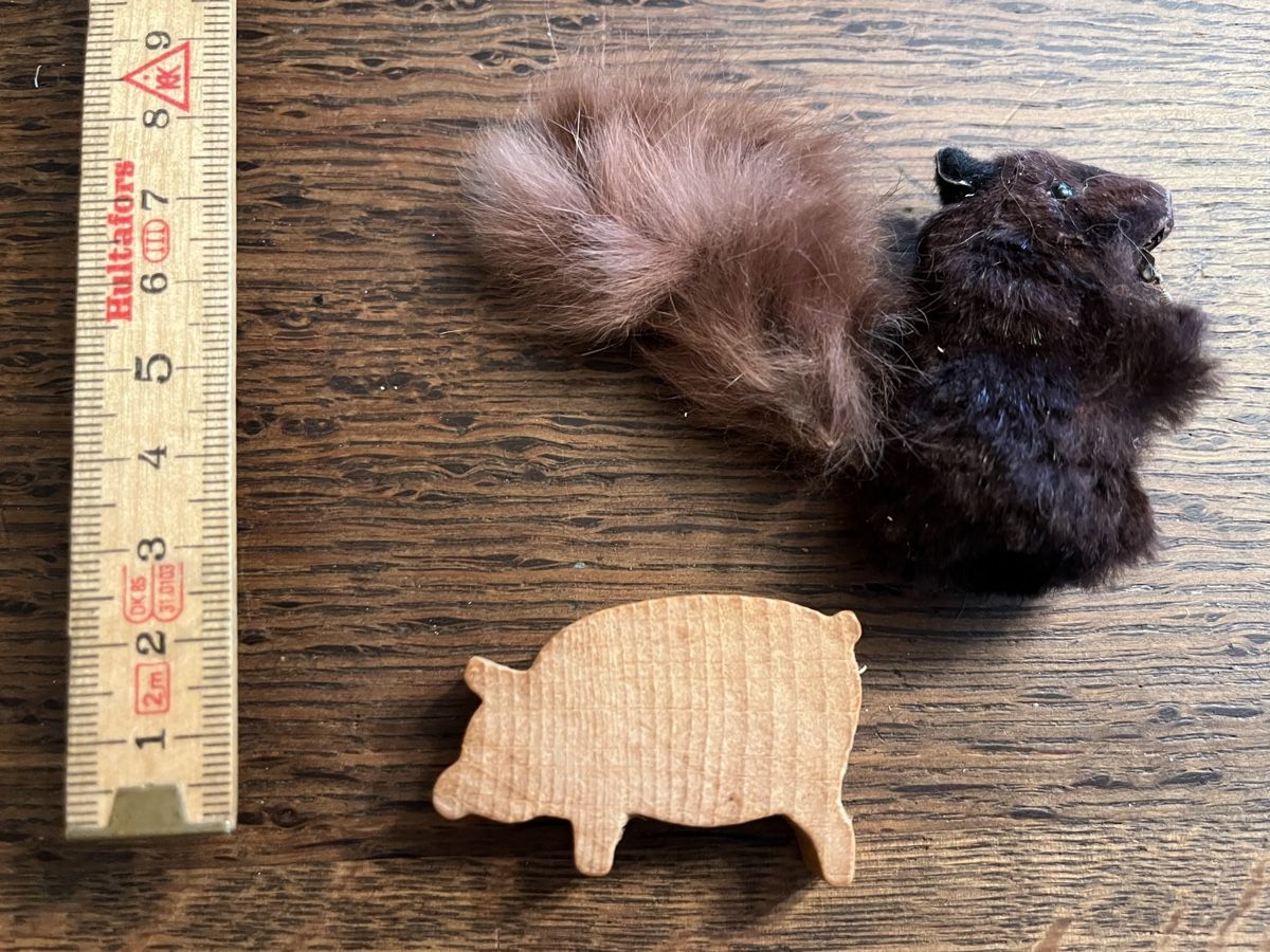 Figuren: 2 Tierfiguren Eichhörnchen & Schwein Holz Deko Vintag – Gebraucht aus Urnäsch von schneewittli. 2