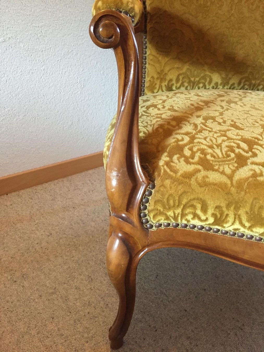 Poltrone: Antiker Sessel mit Fusshocker – Usato da Magden venduto da Jackevaro 5