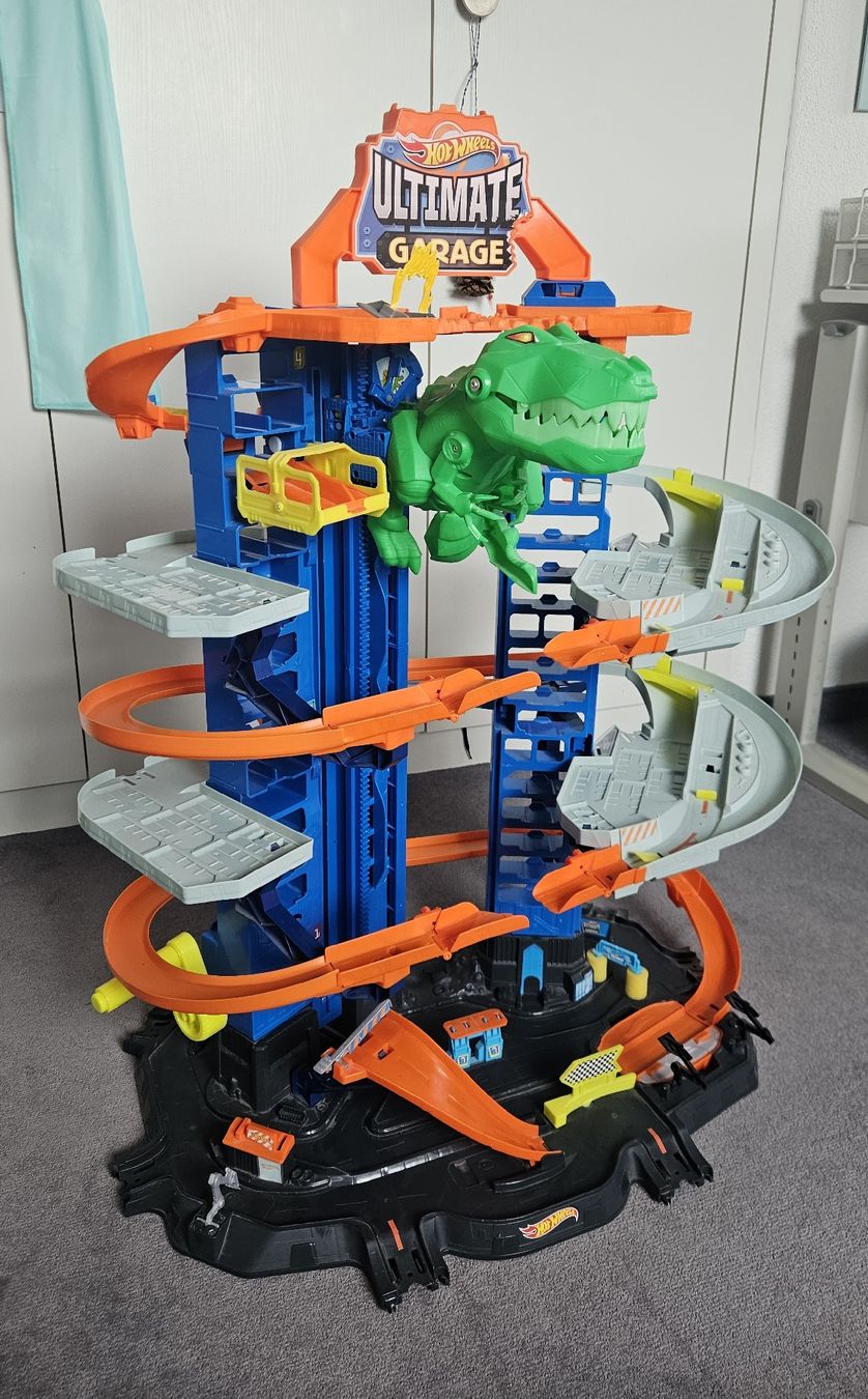 Hot Wheels Giocattoli: Hot wheels Ultimate Garage mit T-Rex – Usato da Hünenberg See venduto da edemaria