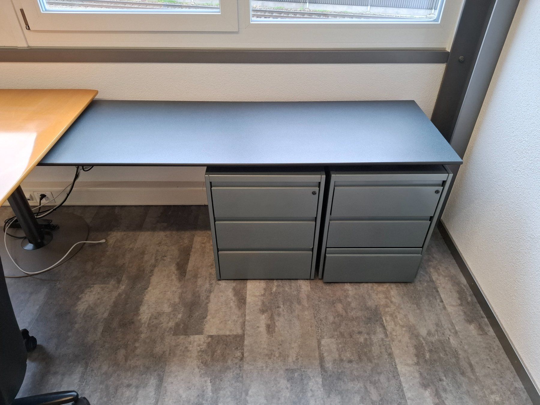 Scrivanie: 002 Eckbürotisch mit 2 Korpusse und Bürostuhl – Usato da Derendingen venduto da Meisterstuecke 2