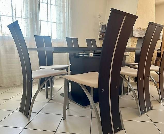 Set de table et chaises: Table extensible avec 8 chaises assorties – D'occasion à Essert FR par Domfr