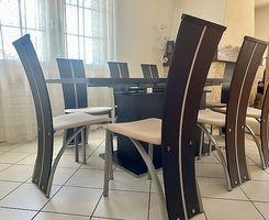Table extensible avec 8 chaises assorties