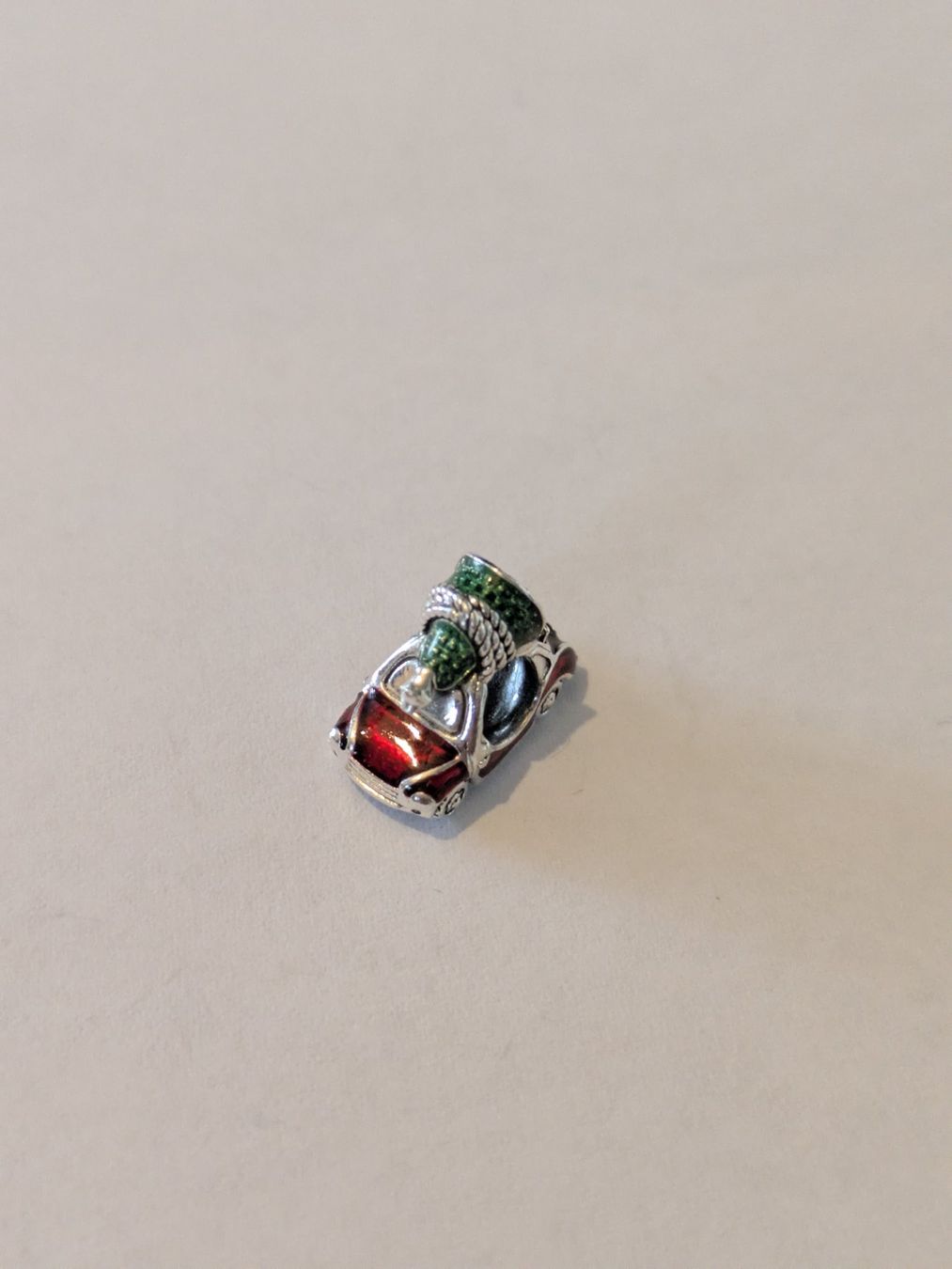 Pandora Ciondoli: Pandora Charm "Rotes Auto mit Weihnachtsbaum" – Usato da Winterthur venduto da skandinavienliebe