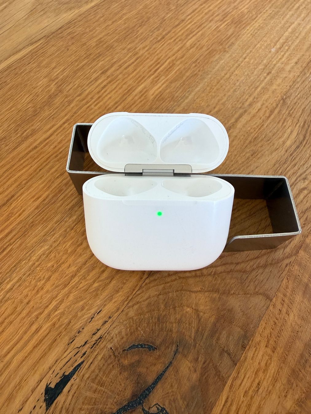 Apple Cuffie: APPLE AirPods 4 Charging Case ANC – Usato da Lausanne venduto da Nine1982