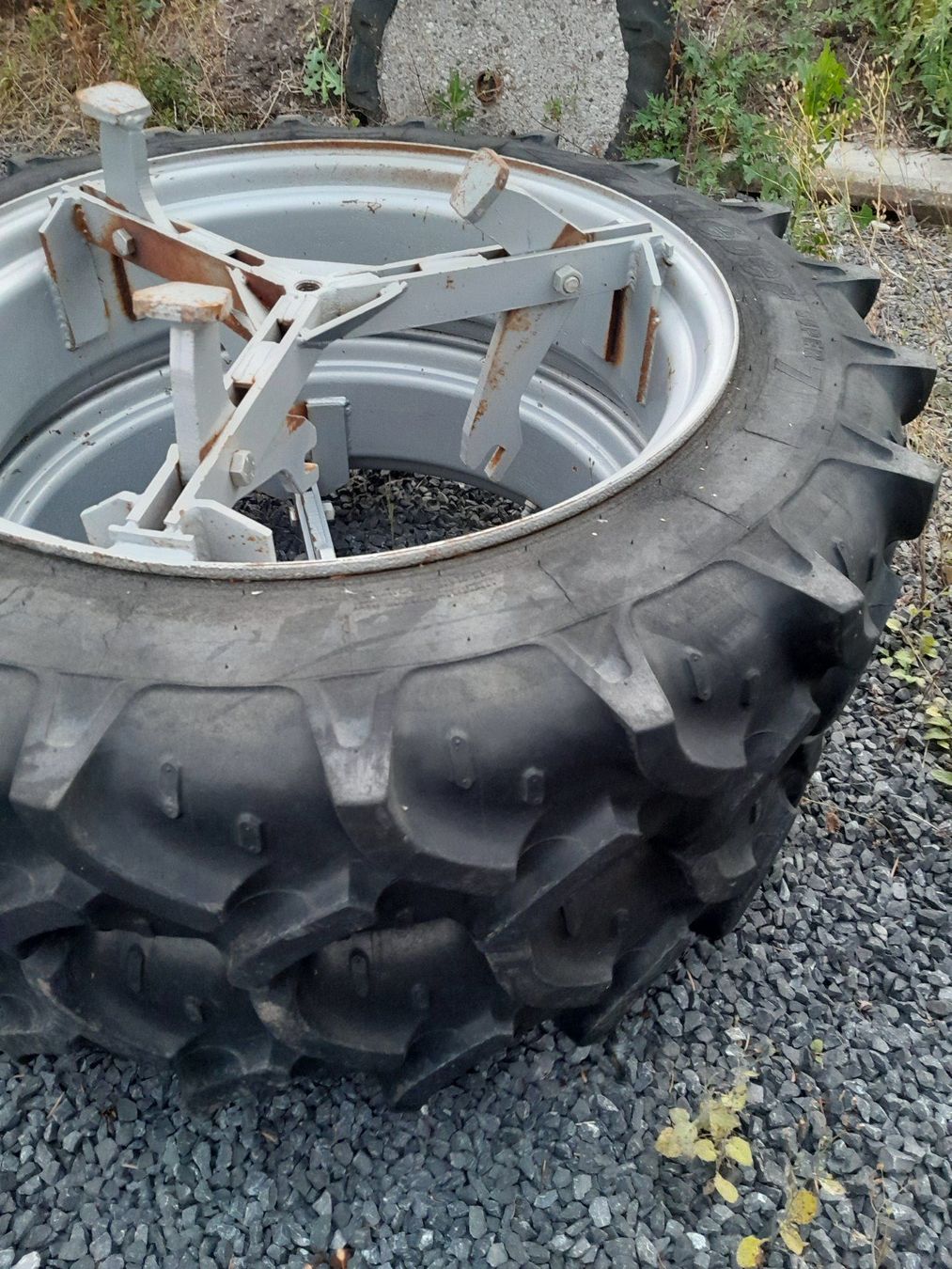 Pneumatici & Ruote complete: Doppelrad 9.5R28 – Difettoso da Menzingen venduto da Staub-Landtechnik 1