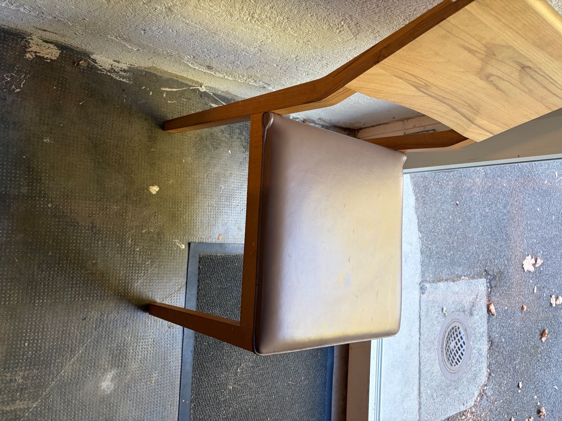 Stühle: stuhl mit Holzrahmen und Leder Sitz – Gebraucht aus Basel von jos_9rwf 1