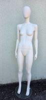 Schaufensterpuppe Damen weiß mit Glasstandfuß – Mannequin