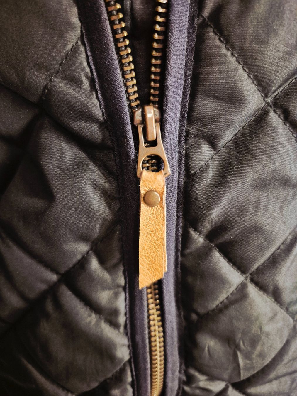 H&M Giacche: Schicke Steppjacke, H&M, schwarz, Grösse 36 – Nuovo (secondo la descrizione) da La Neuveville venduto da Vestiaire_2011 1