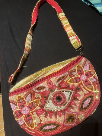 Tasche bestickt mit Motiven und Perlen