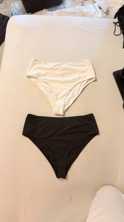 ONLY Bikinihosen Set (2 Stück) – schwarz & weiss – Grösse M