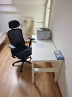 Schreibtisch und sehr guter Stuhl