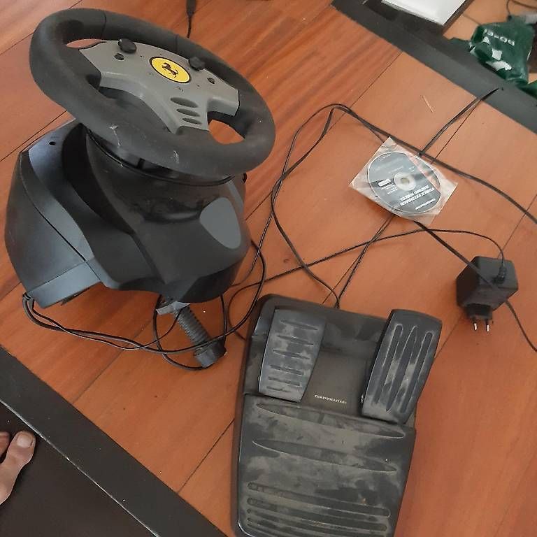 Thrustmaster Manettes: Volant retour de force USB – D'occasion à Vandoeuvres par cainbantam