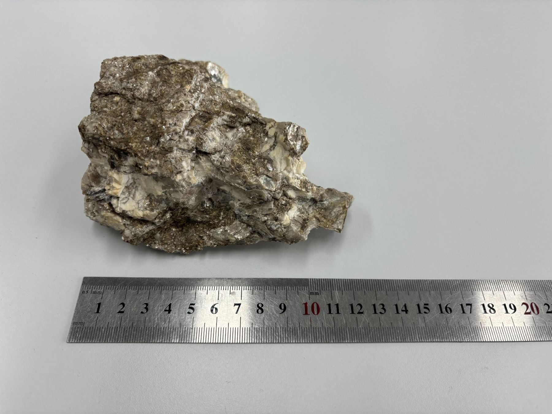 Minerali & Pietre curative: Rohstein mit Muskovit, 681 Gramm – Usato da Bern venduto da Midgard1982 1