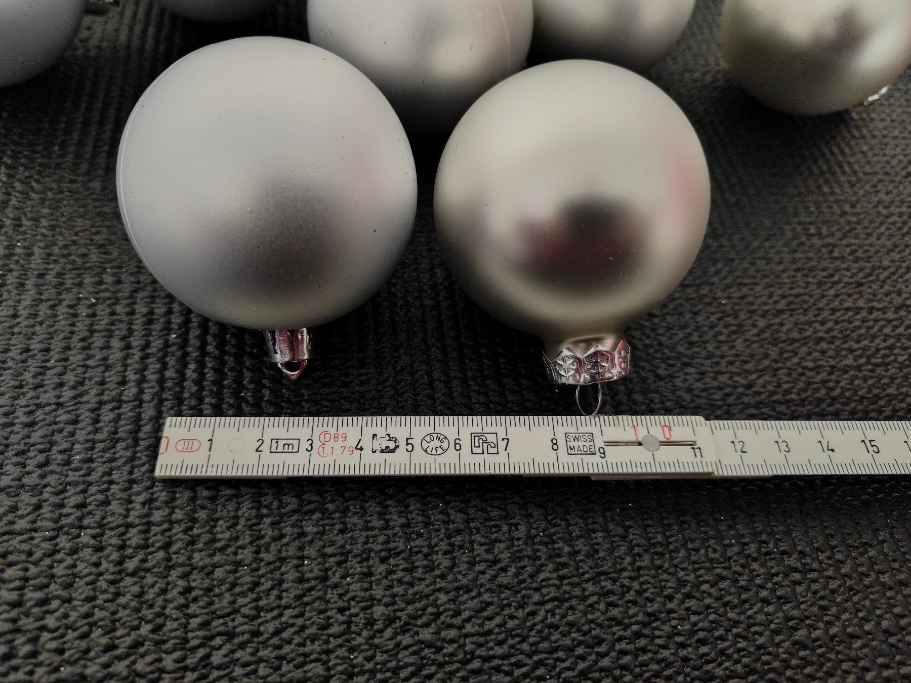 Toutes les décorations: Weihnachtskugeln silber-matt – D'occasion à Rickenbach b. Wil par Beautiful.Things 4