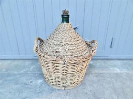 alte sehr grosse Korbflasche