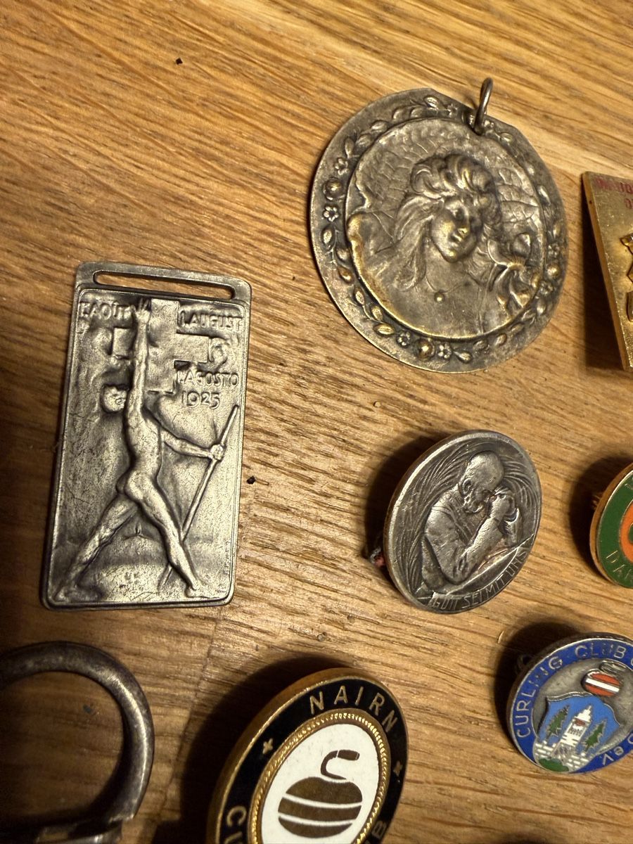 Placchette & Badge: Lot Pin Broschen Anhänger Abzeichen – Usato da Goldach venduto da Donpancho 2