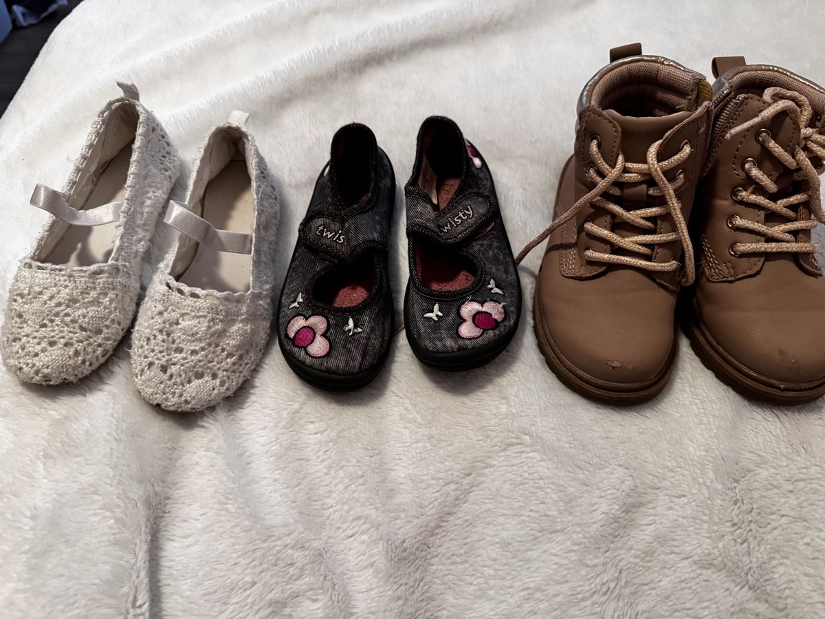 H&M Scarpe per ragazze: Schuhe Mädchen gr 27 – Usato da Weite venduto da Quarantino