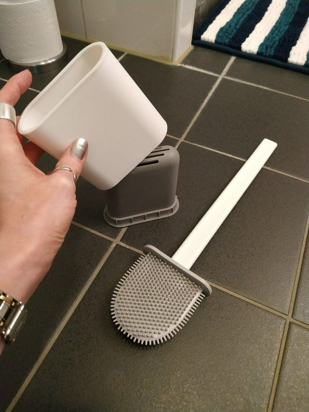 Altri accessori per il bagno: Flache WC Bürste aus Silikon – Nuovo e nell'imballaggio originale da Weinfelden venduto da salehouse 6