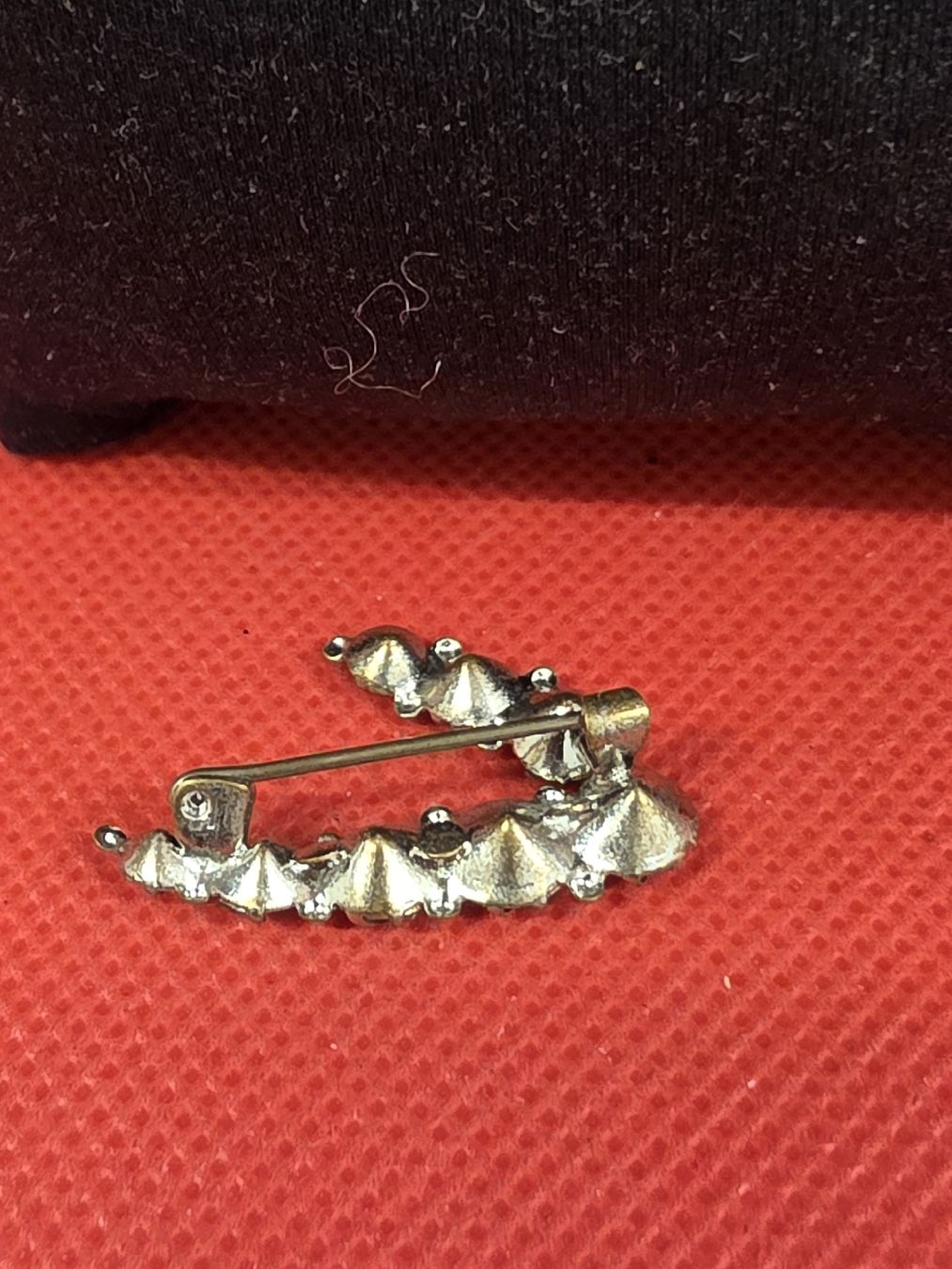 Spille & Fermagli: Brosche silberfarben mit Strasssteinen, gebogener Form – Usato da Herisau venduto da Antiques.AR 1