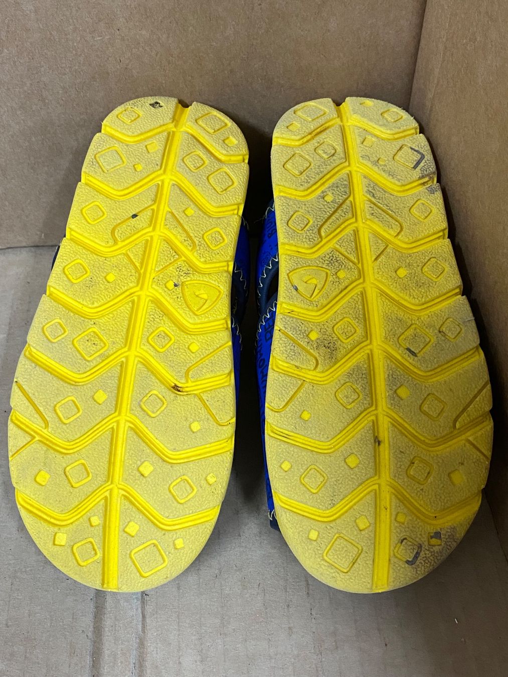 Chaussures garçon: Minions Sandalen Grösse 29 – D'occasion à Eschlikon TG par RamonaSt 7