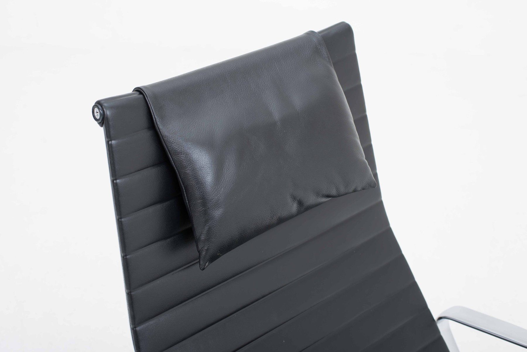 Vitra Poltrone: Vitra EA 124 Sessel von Charles & Ray Eames - Leder Schwarz – Usato da Zürich venduto da STUZH38 4
