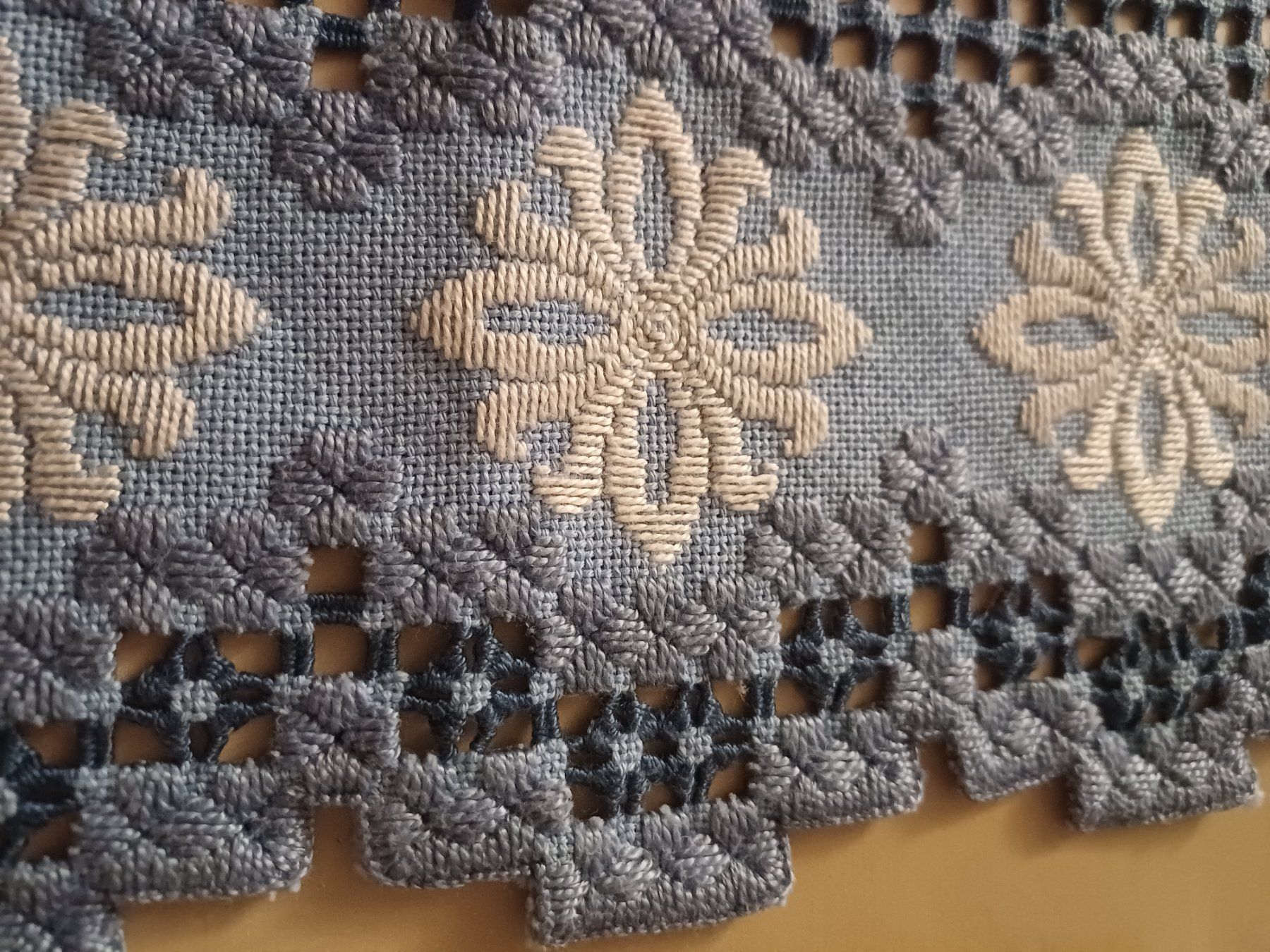 Coperte: Tischläufer mit Hardanger Stickerei – Usato da Windlach venduto da lanuj 1