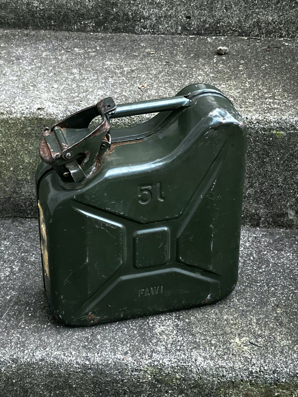 Taniche per benzina: Alter Benzinkanister 5 Lt. aus Blech – Usato da Horw venduto da luzernicus