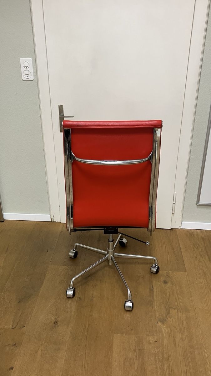 Vitra Stühle: Vitra EA 119 Replica in rotem Leder – Gebraucht aus Zürich von arpagdom 2