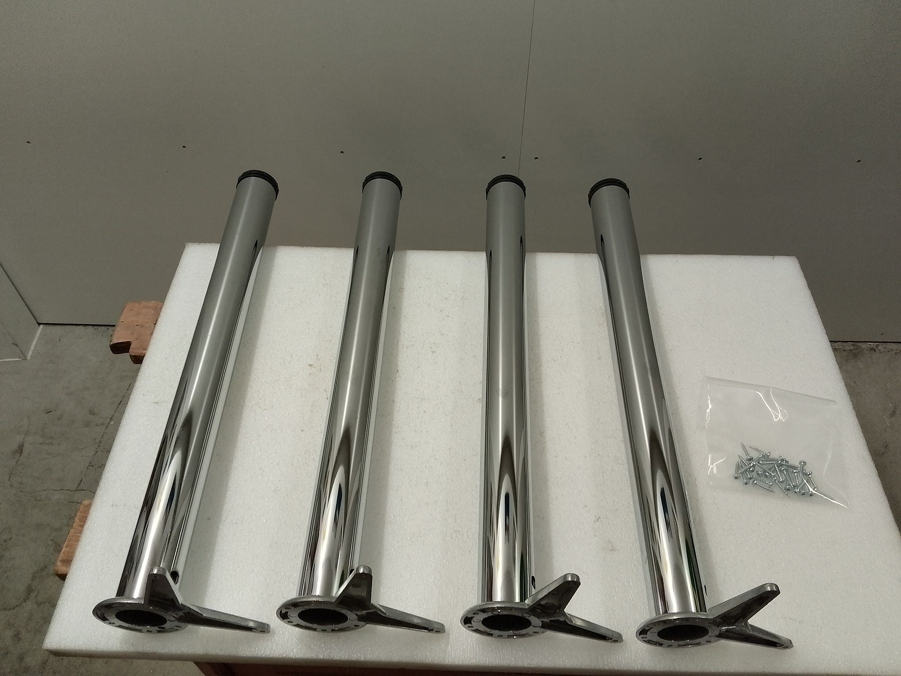 Altri mobili: Tischbeine verchromt, 4 Stück,gebraucht. – Usato da Trubschachen venduto da Caddy8