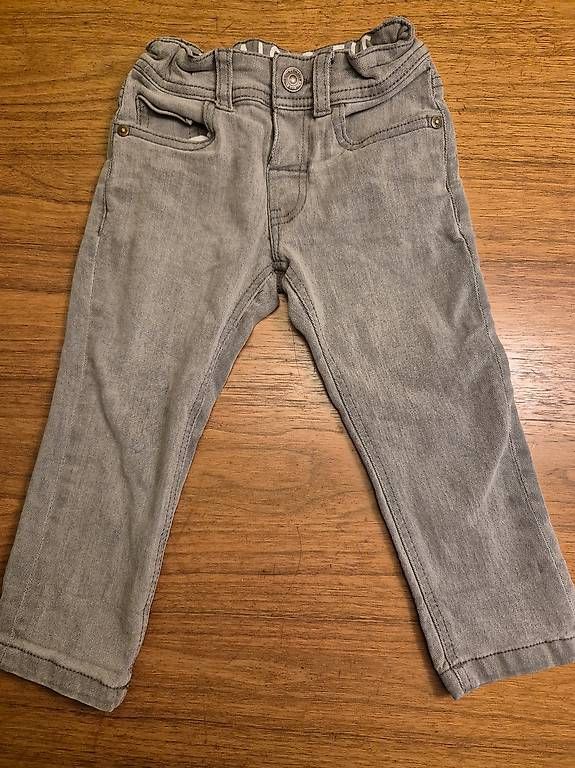 Pantaloni: Hose Grösse 92, graue Jeans – Usato da Zürich venduto da RaffaelaT