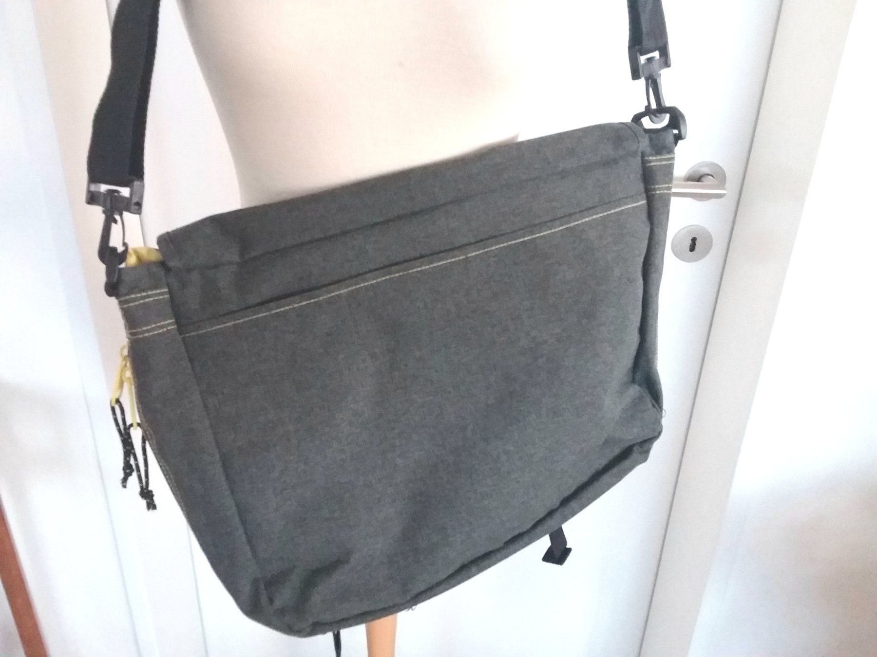 Eastpak Borse: EASTPAK grosse Umhängetasche, grau – Usato da Uitikon Waldegg venduto da Risibisi7 1