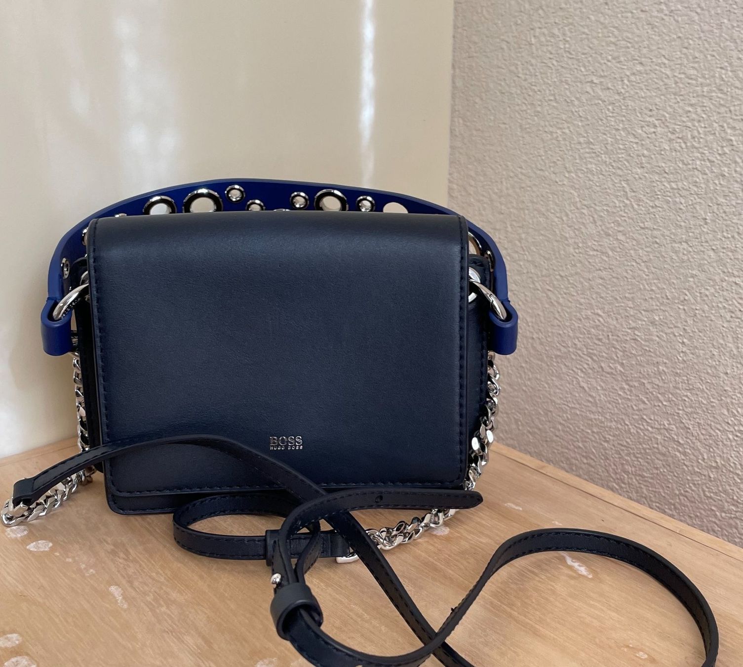 Hugo Boss Borse da donna: HUGO BOSS Umhängetasche – Usato da Hünenberg See venduto da DND5 1