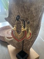 Ohrringe goldfarbig mit rotem Akzent