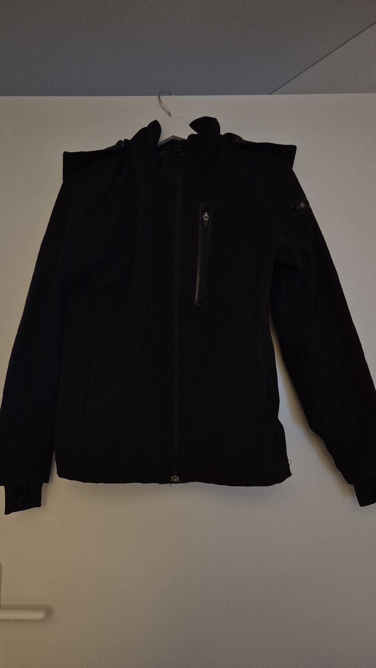 H&M Vestes: H&M Softshell-Jacke schwarz Grösse 158 – D'occasion à St. Gallen par justmeeee