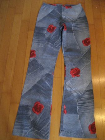 Tolle Jeans mit Rosenmuster