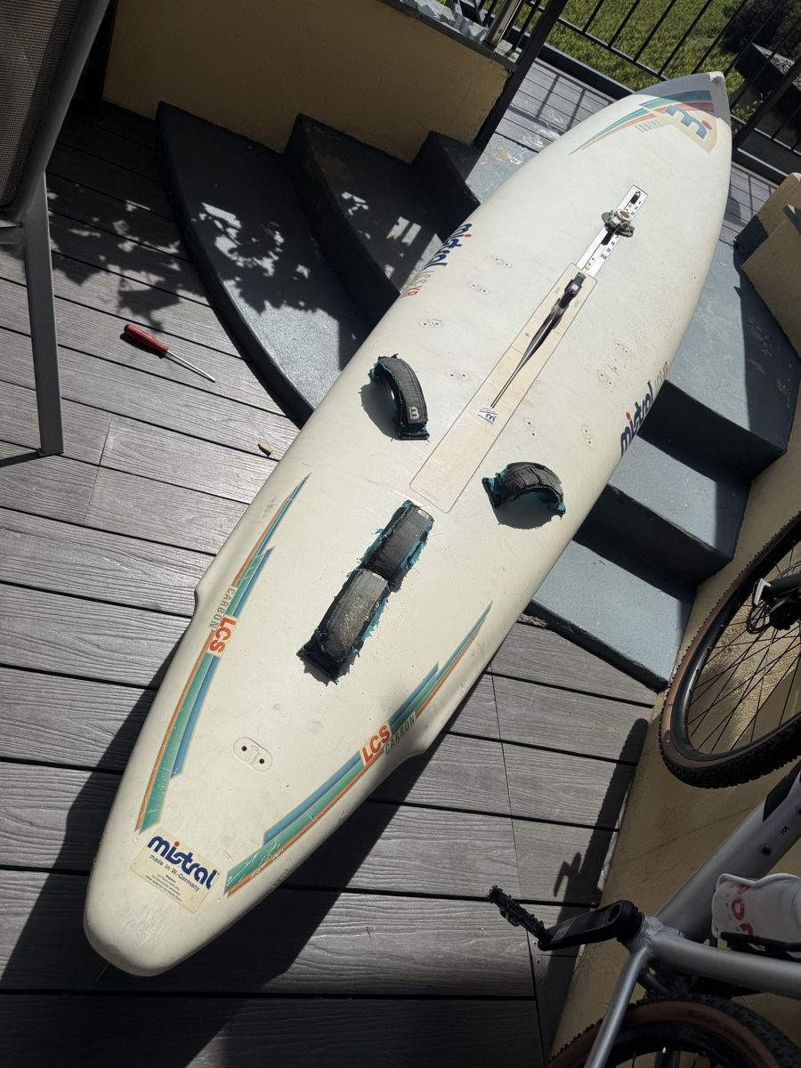 Mistral Tavole da surf e di nuoto: Planche à voile Mistral ÉQUIPE LCS-XR – Usato da Chexbres venduto da rochecolombe