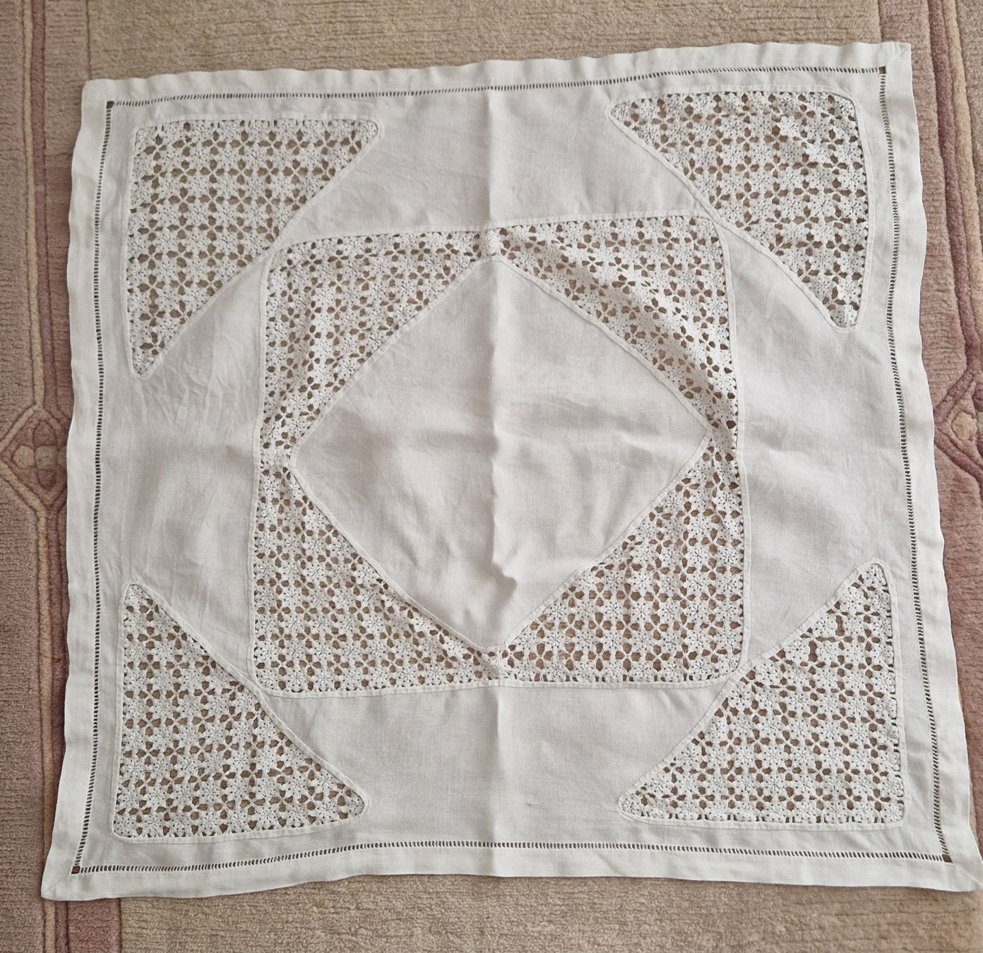 Altra biancheria da tavola: Wunderbare Tischdecke ca. 90 x 94 cm Handarbeit – Usato da Rütihof venduto da Teddy1985 1