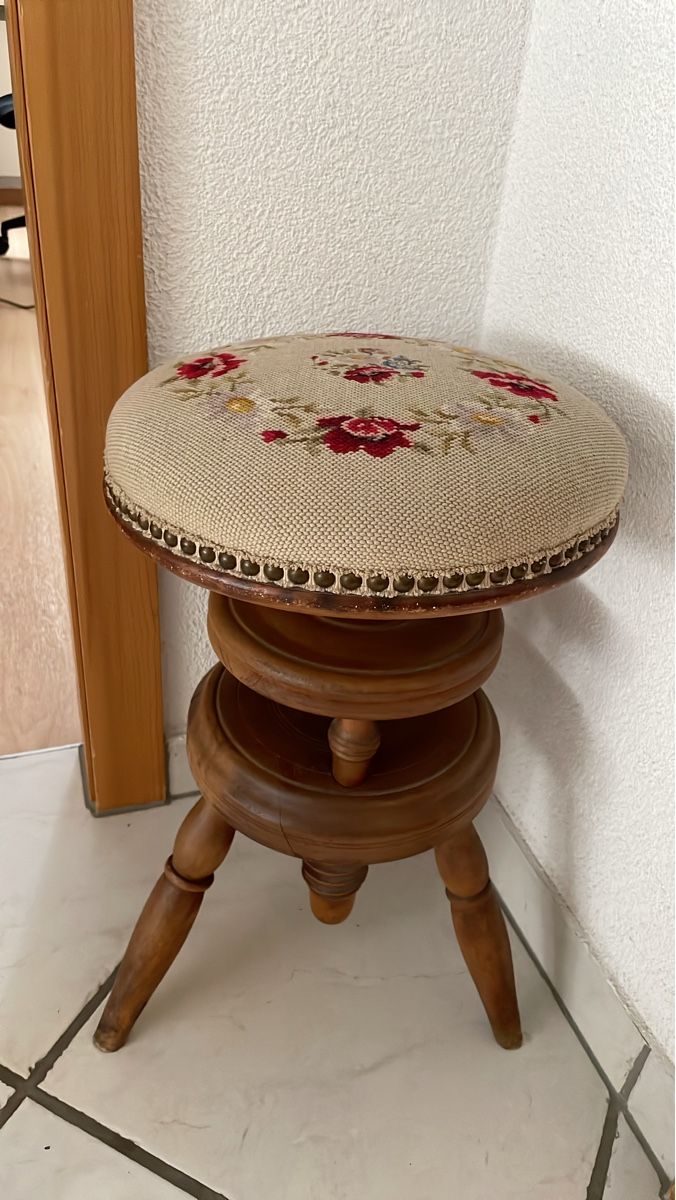 Hocker: Höhenverstellbarer Hocker Holz mit Blumenmuster Sitz – Gebraucht aus Landquart von Dominik070