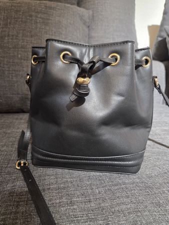 Verkaufe diese Beuteltasche von H&M in Schwarz